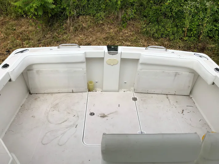 Act III Yacht Photos Pics 2008 Back Cove 29 boat deck with white seating and storage compartments.