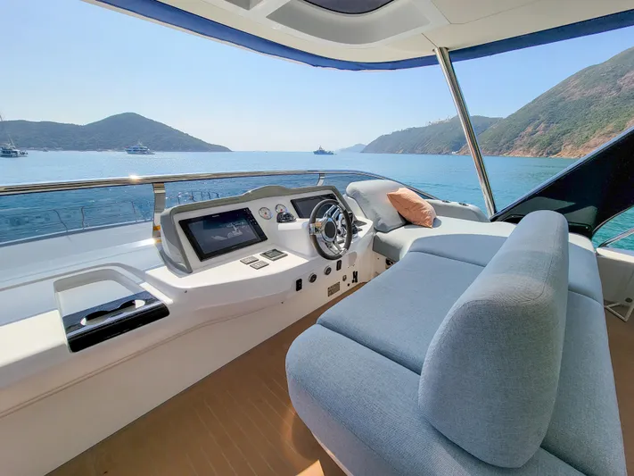  Yacht Photos Pics Lagoon Sixty 7 - Flybridge