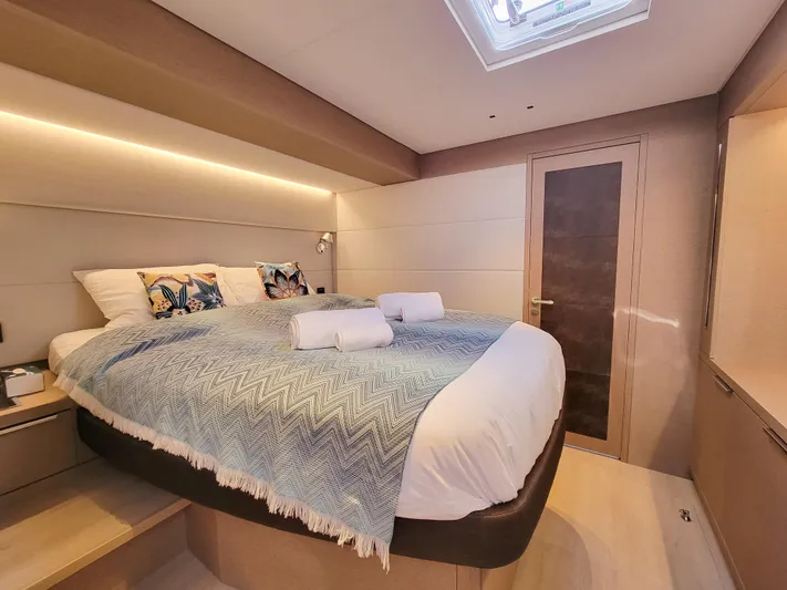  Yacht Photos Pics Lagoon Sixty 7 - Cabin