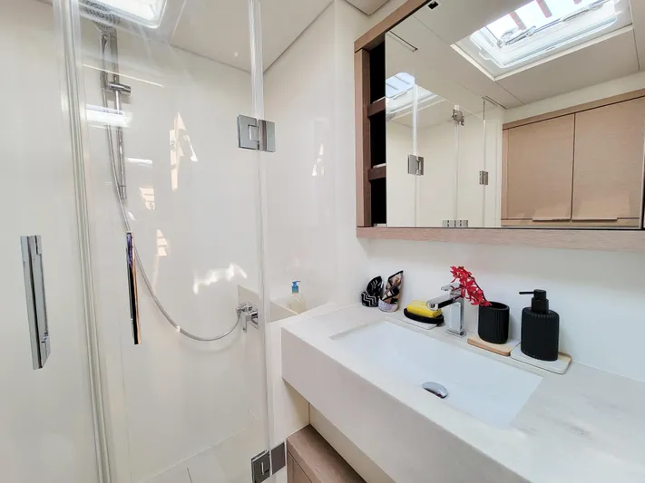  Yacht Photos Pics Lagoon Sixty 7 - Head