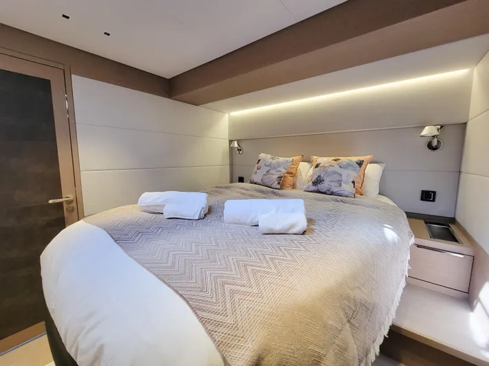  Yacht Photos Pics Lagoon Sixty 7 - Cabin