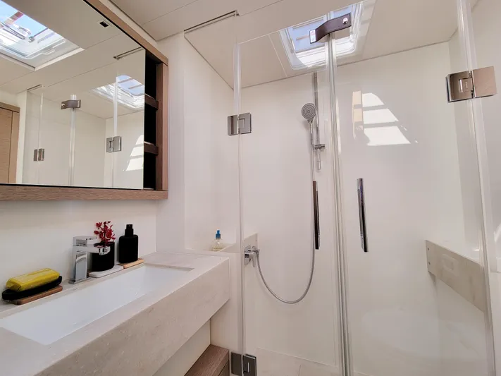  Yacht Photos Pics Lagoon Sixty 7 - Head