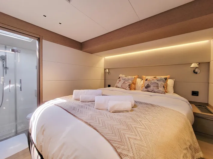  Yacht Photos Pics Lagoon Sixty 7 - Cabin