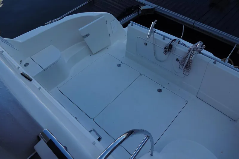 Lit Up Yacht Photos Pics 2007 Meridian 459 yacht deck with storage compartments and railing.