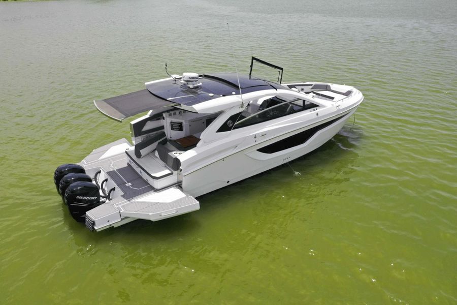 2021 Cruisers Yachts 42 GLS Outboard