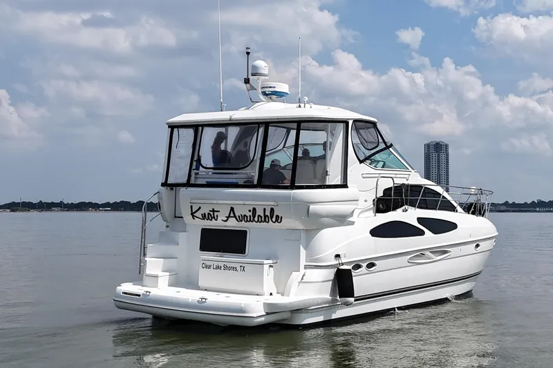Knot Available Yacht Photos Pics 2004 Cruisers Yachts 405 Express Motoryacht on calm water, Clear Lake Shores, TX.