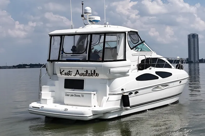 Knot Available Yacht Photos Pics 2004 Cruisers Yachts 405 Express Motoryacht on calm water, Clear Lake Shores, TX.