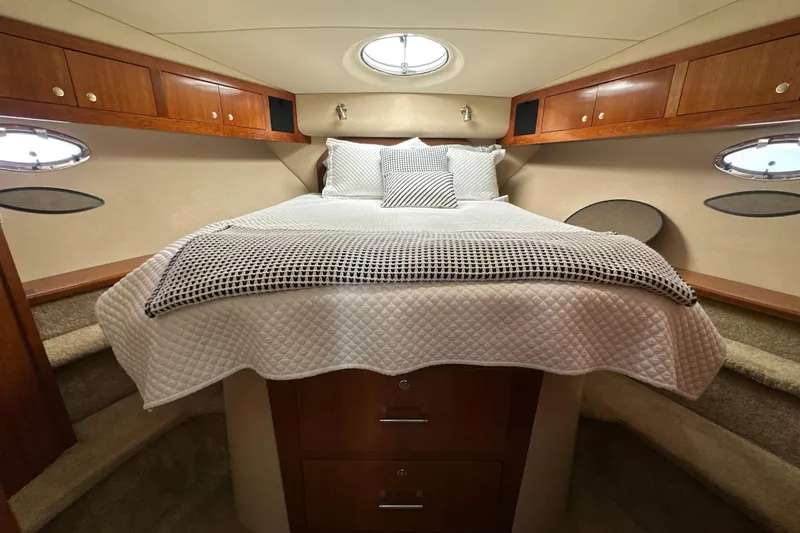 Knot Available Yacht Photos Pics Luxurious cabin interior of 2004 Cruisers Yachts 405 Express Motoryacht with cozy bedding.