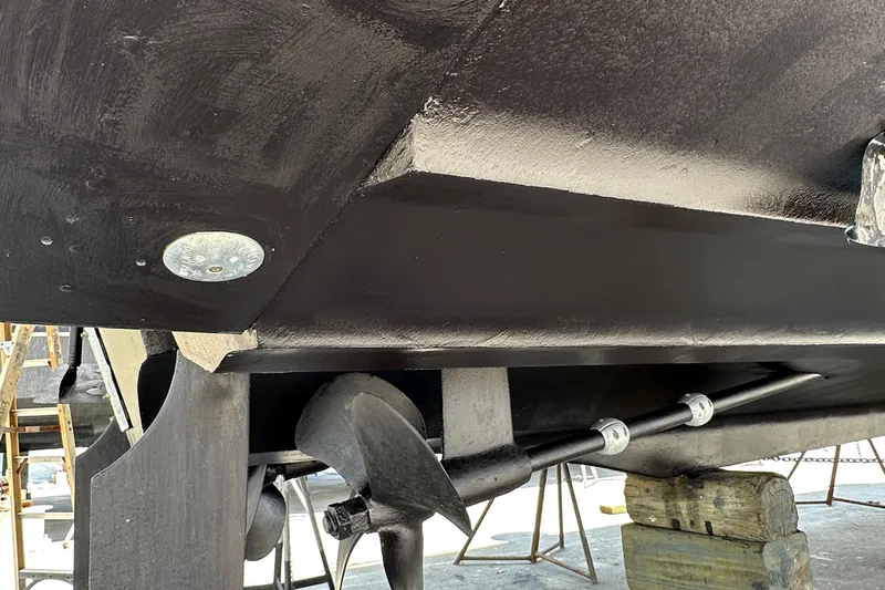 Knot Available Yacht Photos Pics 2004 Cruisers Yachts 405 Express Motoryacht hull and propeller detail.