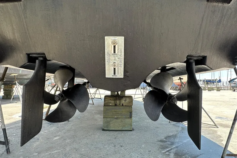 Knot Available Yacht Photos Pics 2004 Cruisers Yachts 405 Express Motoryacht propellers and rudders in dry dock.