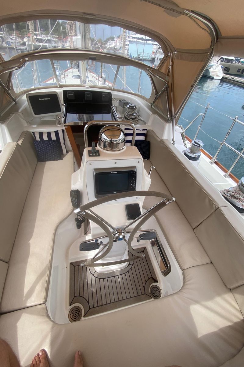 2009 Hylas 54 