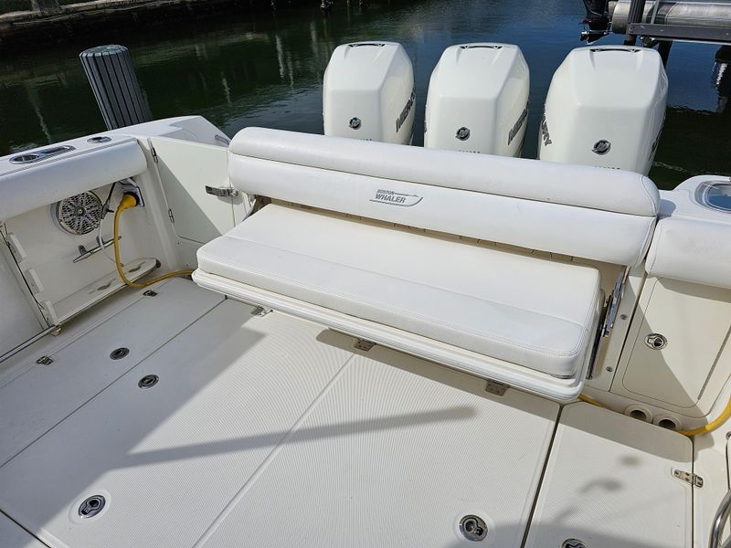 2018 Boston Whaler 350 Outrage