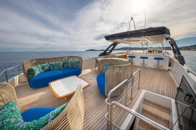 Cecilou Yacht Photos Pics Luxurious 2018 Sanlorenzo Cayman Yachts F920 deck with elegant seating and ocean view.