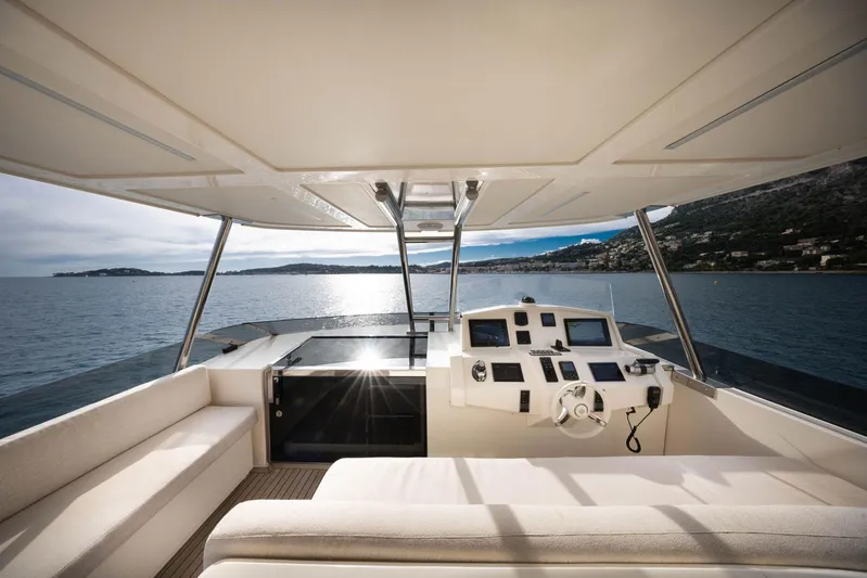 Cecilou Yacht Photos Pics Luxurious 2018 Sanlorenzo Cayman Yachts F920 cockpit with panoramic sea view.