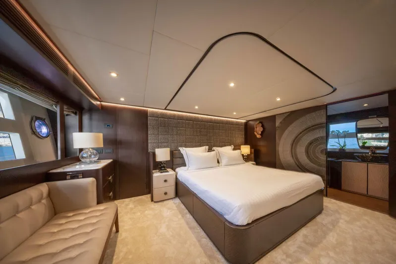 Cecilou Yacht Photos Pics Luxurious bedroom in 2018 Sanlorenzo Cayman Yachts F920, featuring elegant decor and modern furnishings.