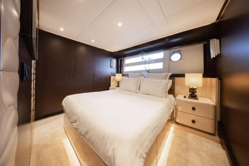 Cecilou Yacht Photos Pics Luxurious bedroom interior of 2018 Sanlorenzo Cayman Yachts F920 with elegant furnishings.