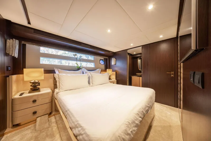 Cecilou Yacht Photos Pics Luxurious bedroom interior of 2018 Sanlorenzo Cayman Yachts F920 with modern design.