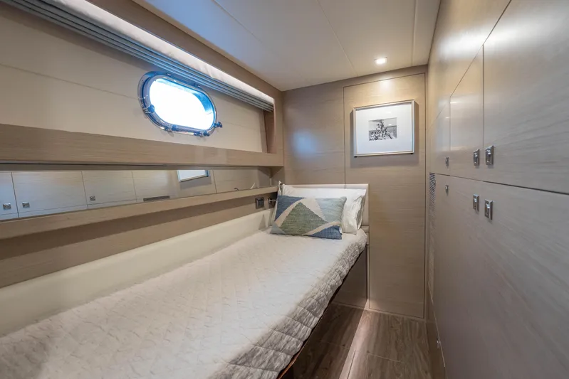 Homarus Yacht Photos Pics Luxurious 2021 Horizon yacht cabin with single bed, porthole, and modern decor.
