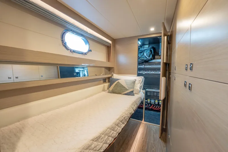 Homarus Yacht Photos Pics Luxurious 2021 Horizon yacht cabin with single bed and modern decor.