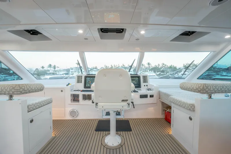 Homarus Yacht Photos Pics Luxurious 2021 Horizon yacht helm with modern controls and panoramic windows.