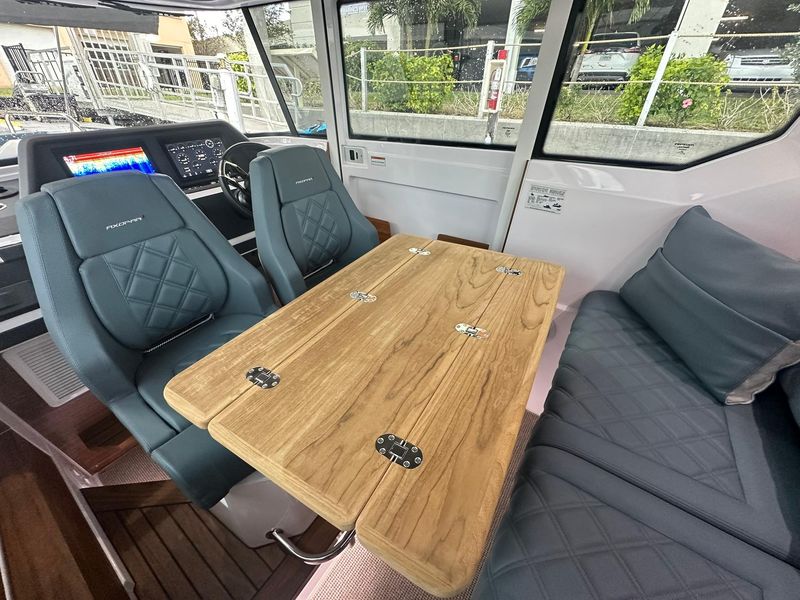 2023 Axopar 28 CABIN