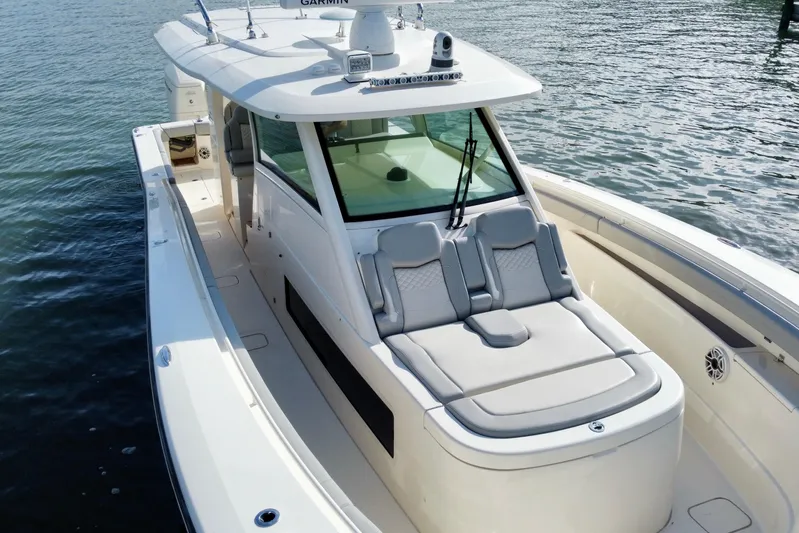  Yacht Photos Pics 2024 Scout 425 LXF luxury boat on water, featuring sleek design and comfortable seating.