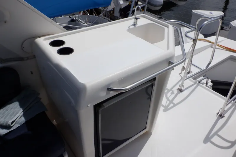 Epic Yacht Photos Pics 1998 Bayliner 4788 Pilot House Motoryacht deck with sink and storage area.