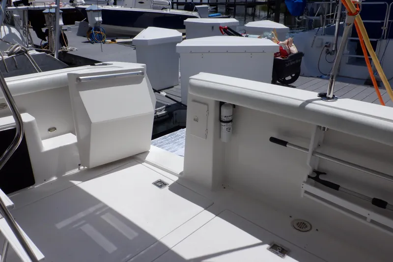 Epic Yacht Photos Pics 1998 Bayliner 4788 Pilot House Motoryacht deck area with storage compartments and railing.