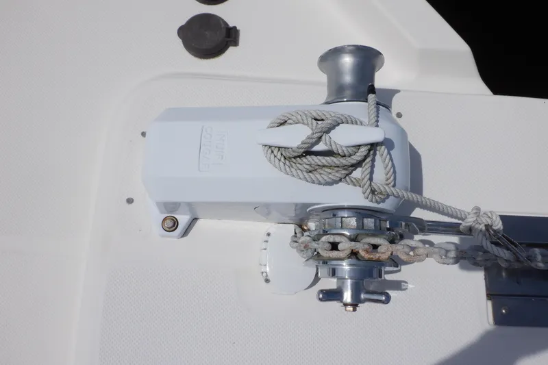 Epic Yacht Photos Pics Anchor winch on 1998 Bayliner 4788 Pilot House Motoryacht deck with rope and chain.