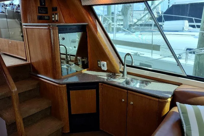 Epic Yacht Photos Pics Interior of 1998 Bayliner 4788 Pilot House Motoryacht with kitchenette and window view.