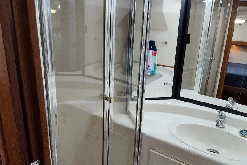 Epic Yacht Photos Pics Bathroom interior of 1998 Bayliner 4788 Pilot House Motoryacht with shower and sink.