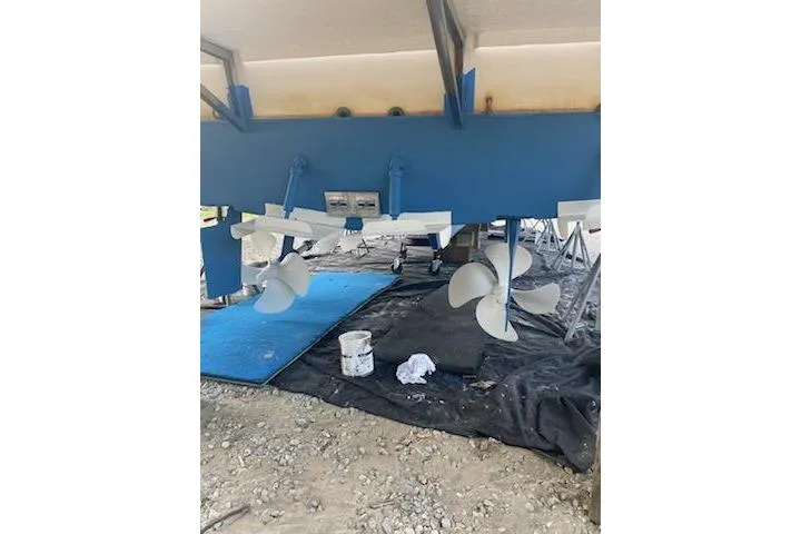 Epic Yacht Photos Pics 1998 Bayliner 4788 Pilot House Motoryacht under maintenance, showing propellers and hull.