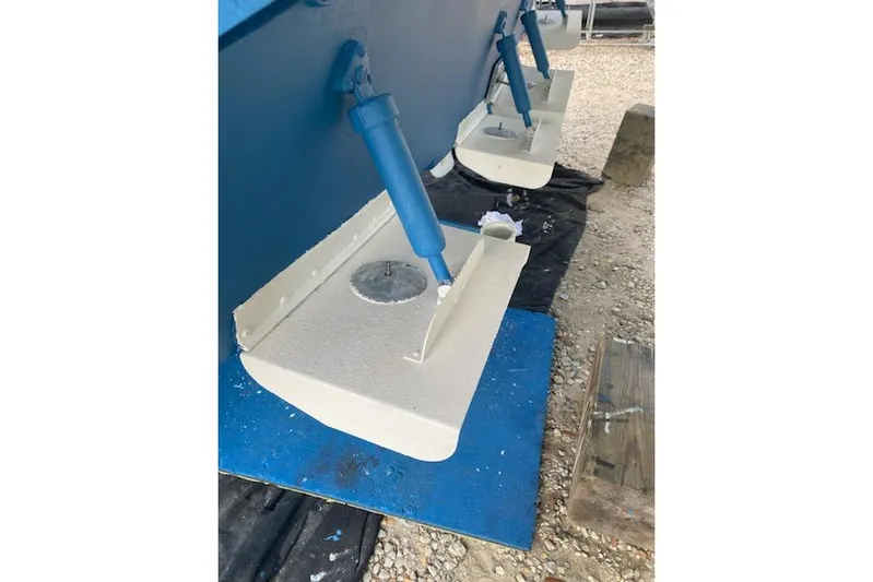 Epic Yacht Photos Pics 1998 Bayliner 4788 Pilot House Motoryacht hull detail with stabilizers on dry dock.