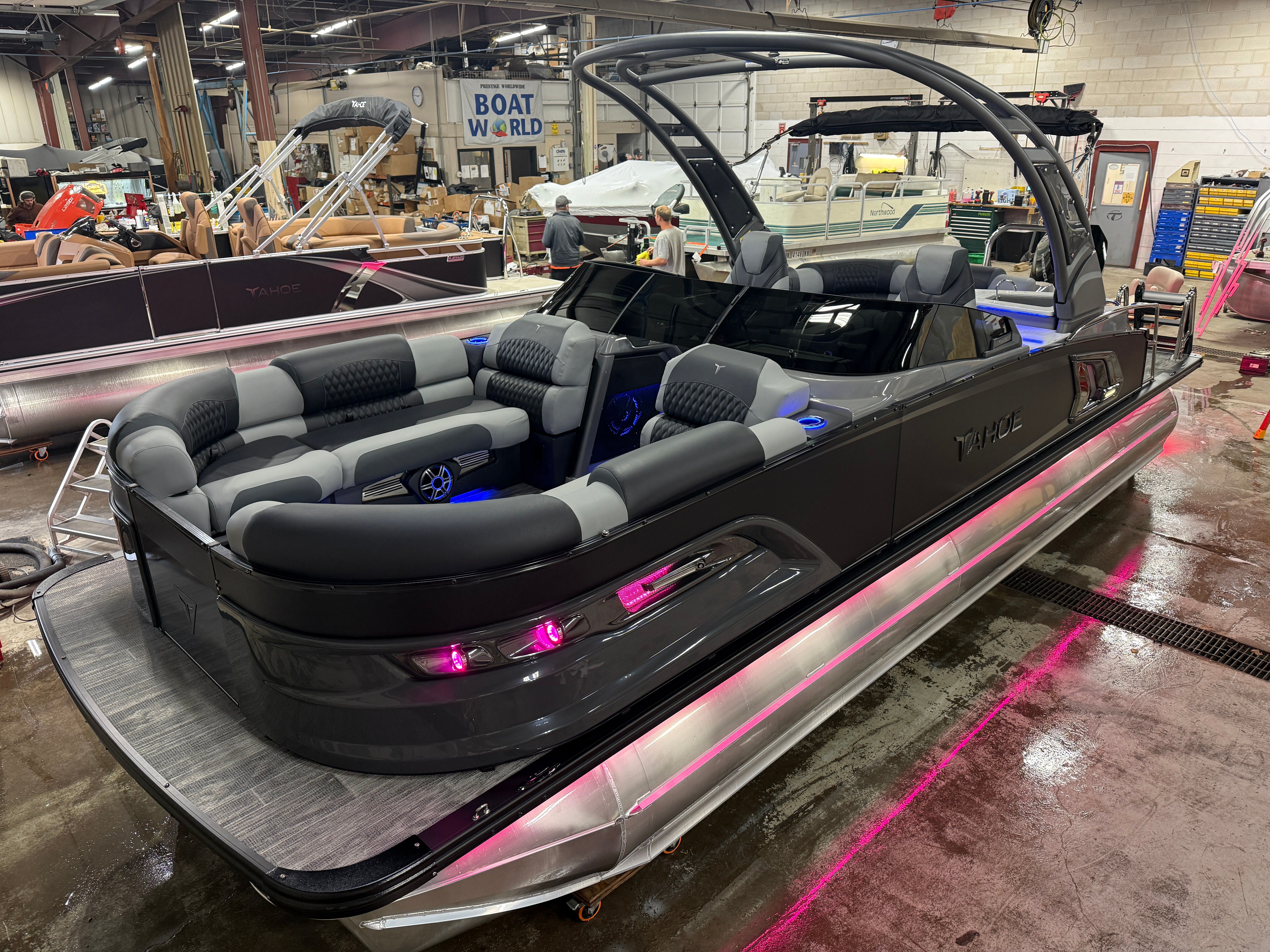 Tahoe Grand Tahoe 2585 Elite Windshield Tritoon & Mercury 400HP V10