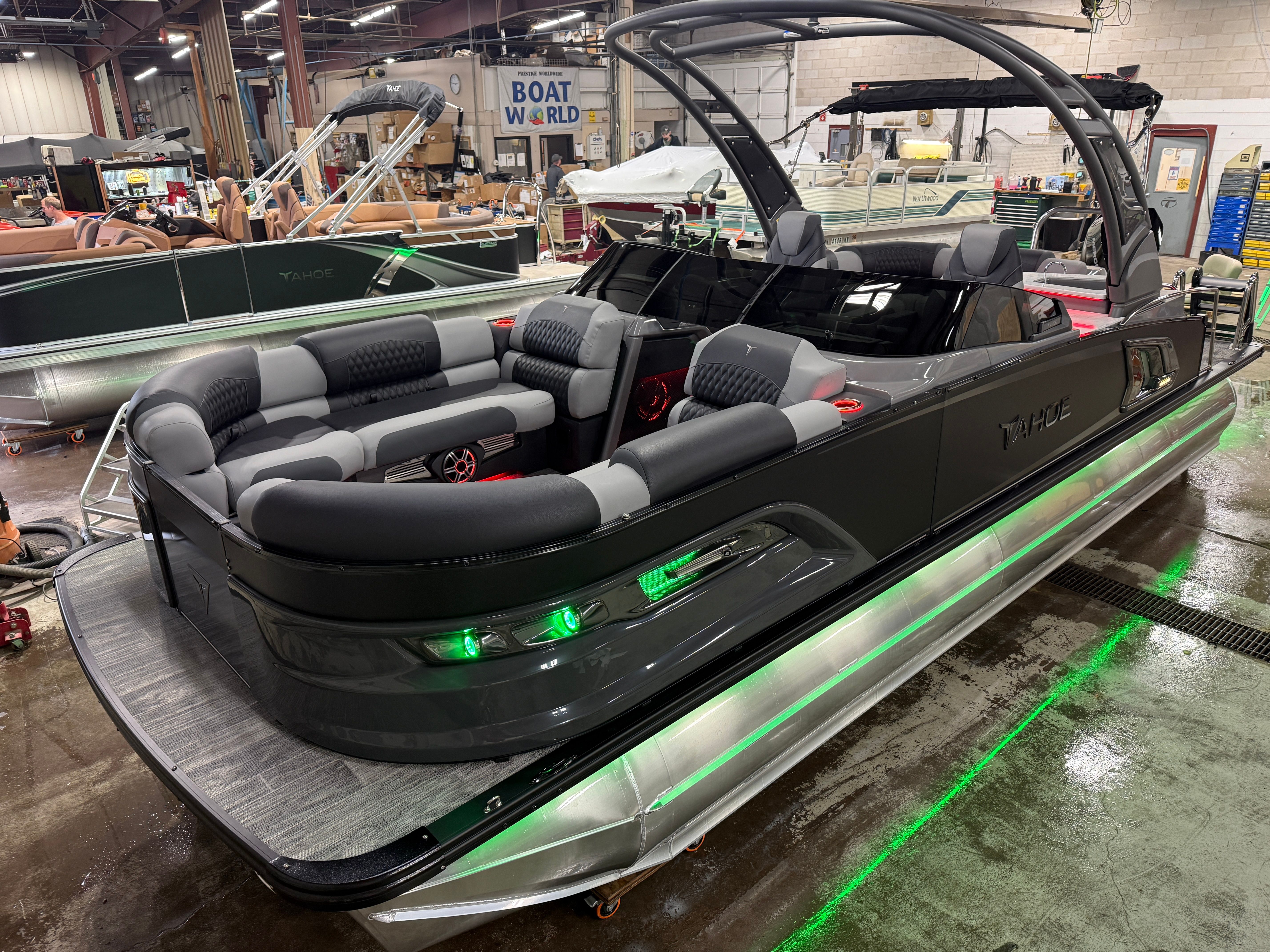 Tahoe Grand Tahoe 400HP Elite Windshield 2585 Tritoon Mercury V10