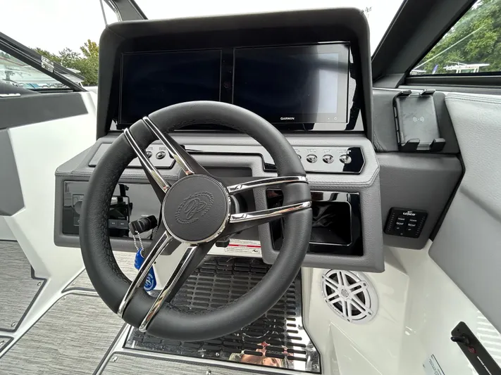  Yacht Photos Pics 2025 Cobalt R4 Ob - Image 25