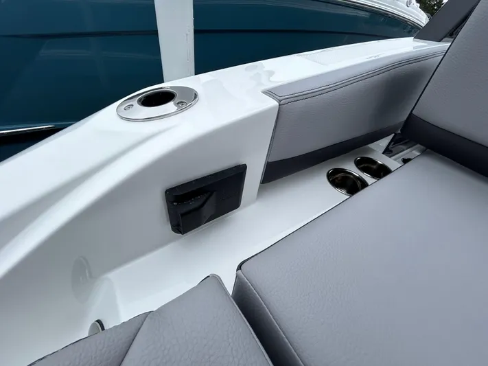  Yacht Photos Pics 2025 Cobalt R4 Ob - Image 29