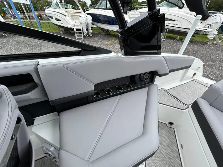  Yacht Photos Pics 2025 Cobalt R4 Ob - Image 17