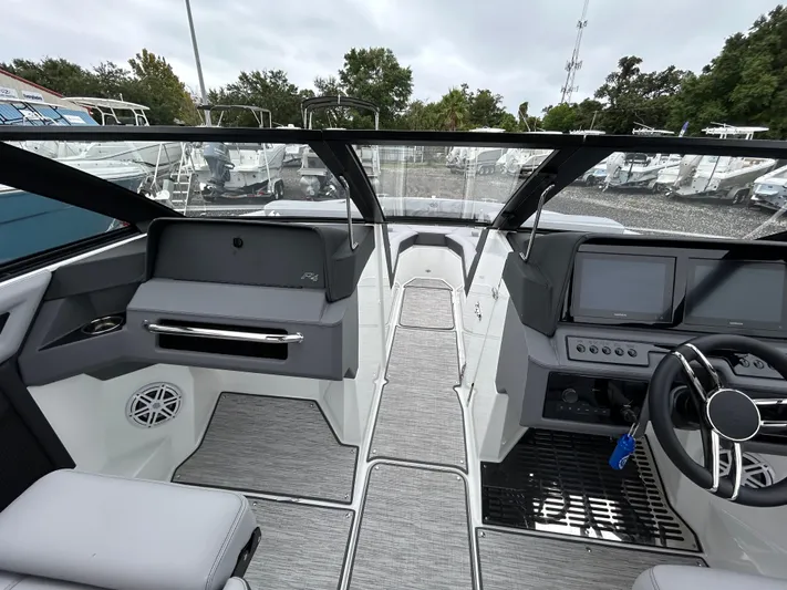  Yacht Photos Pics 2025 Cobalt R4 Ob - Image 18