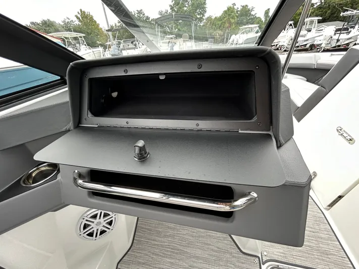  Yacht Photos Pics 2025 Cobalt R4 Ob - Image 21