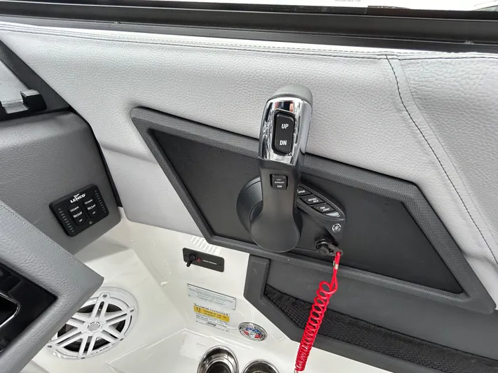  Yacht Photos Pics 2025 Cobalt R4 Ob - Image 24