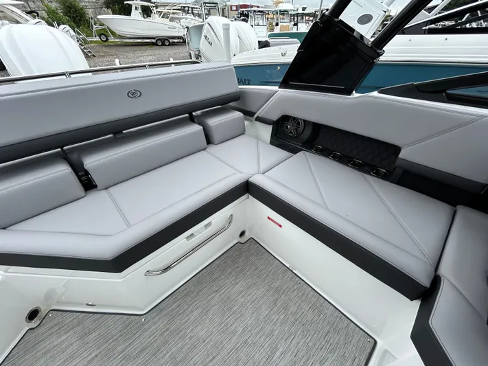  Yacht Photos Pics 2025 Cobalt R4 Ob - Image 15