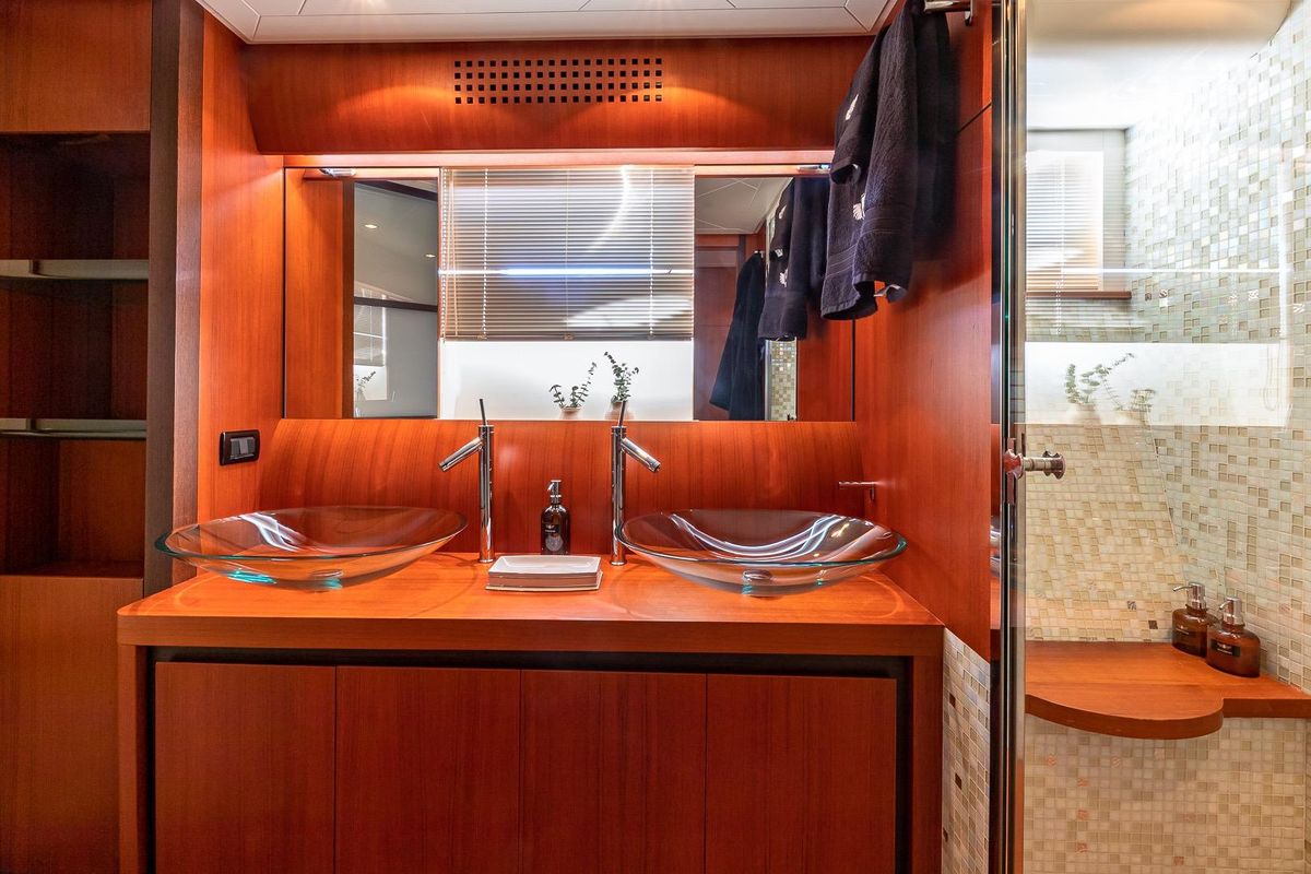 2008 Pershing 90 