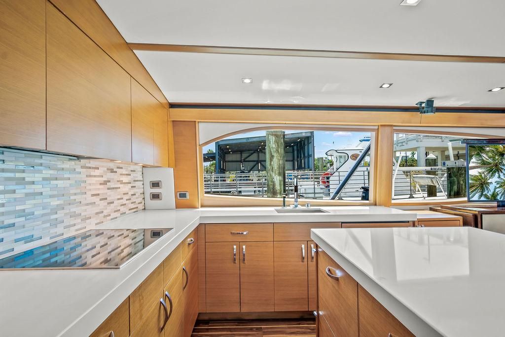2014 Hatteras 63 