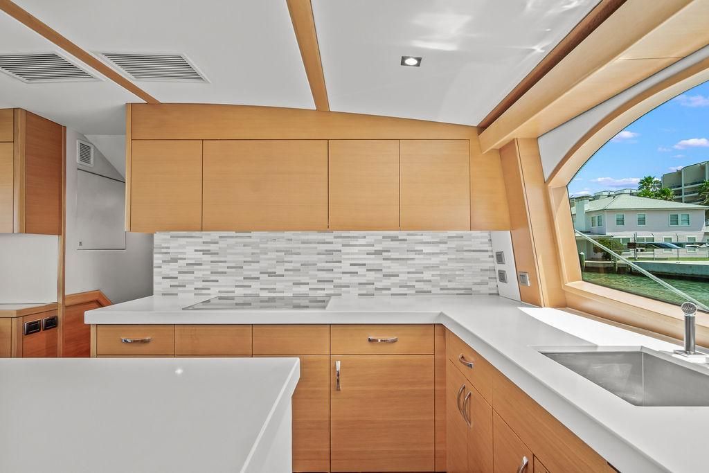 2014 Hatteras 63 