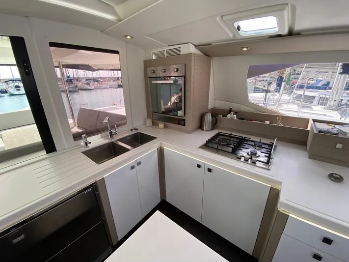 Luna Yacht Photos Pics Fountaine Pajot Saona 47