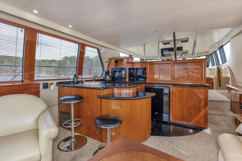 Beautiful Yacht Photos Pics 2003 57' Carver 570 Voyager Beautiful Salon/Galley