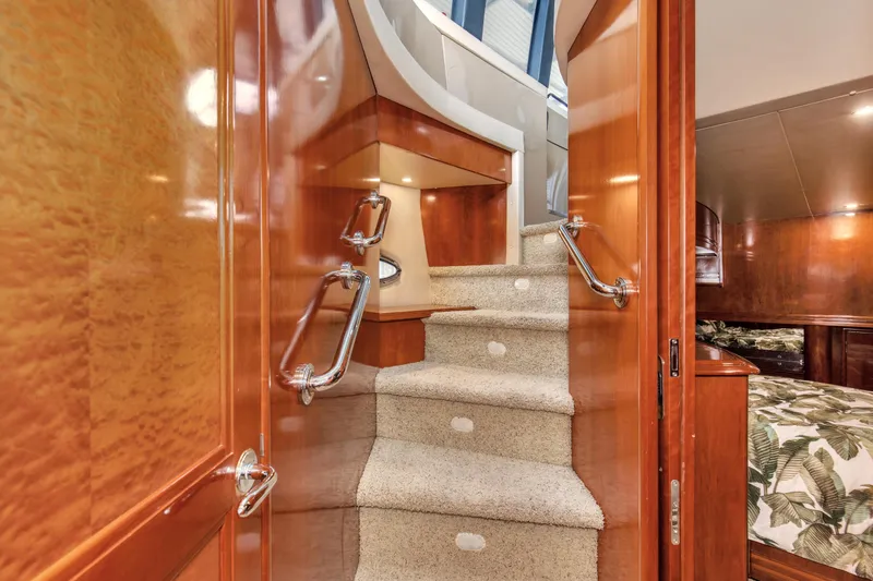 Beautiful Yacht Photos Pics 2003 57' Carver 570 Voyager Beautiful Hallway
