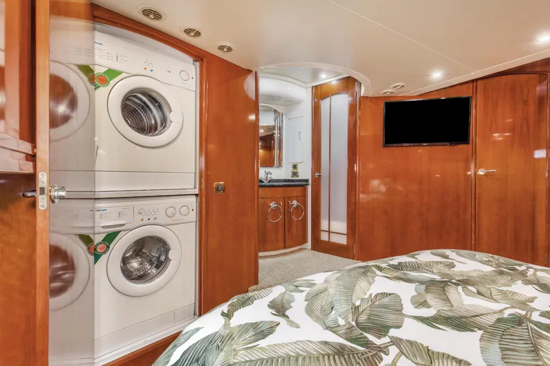 Beautiful Yacht Photos Pics 2003 57' Carver 570 Voyager Beautiful Washer/Dryer