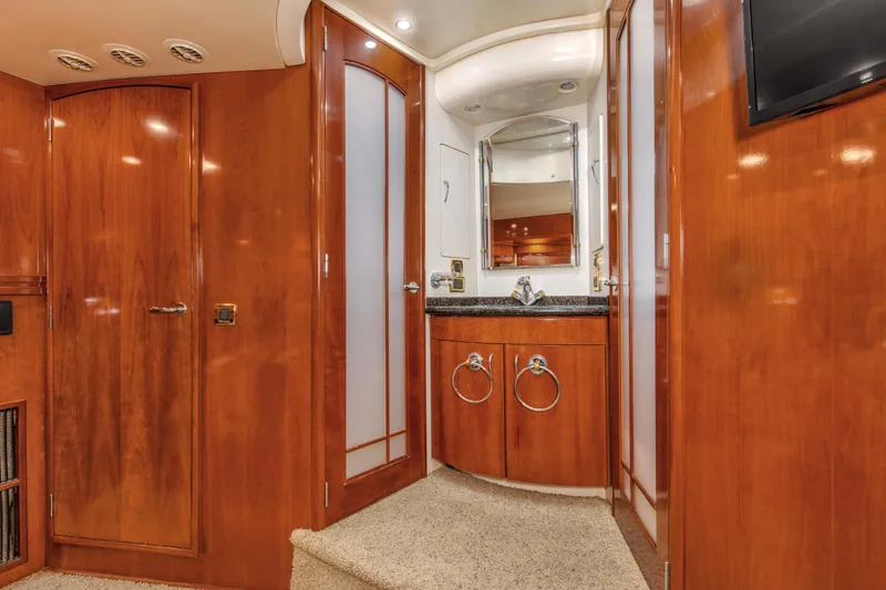 Beautiful Yacht Photos Pics 2003 57' Carver 570 Voyager Beautiful Master Head